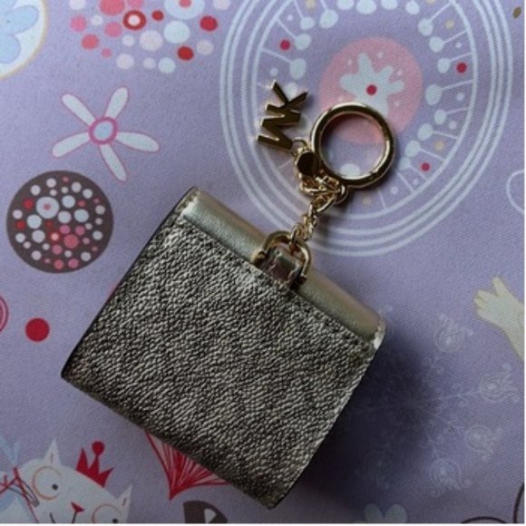 Michael Kors Jet Set Travel AirPod Case - Picture 5 of 15